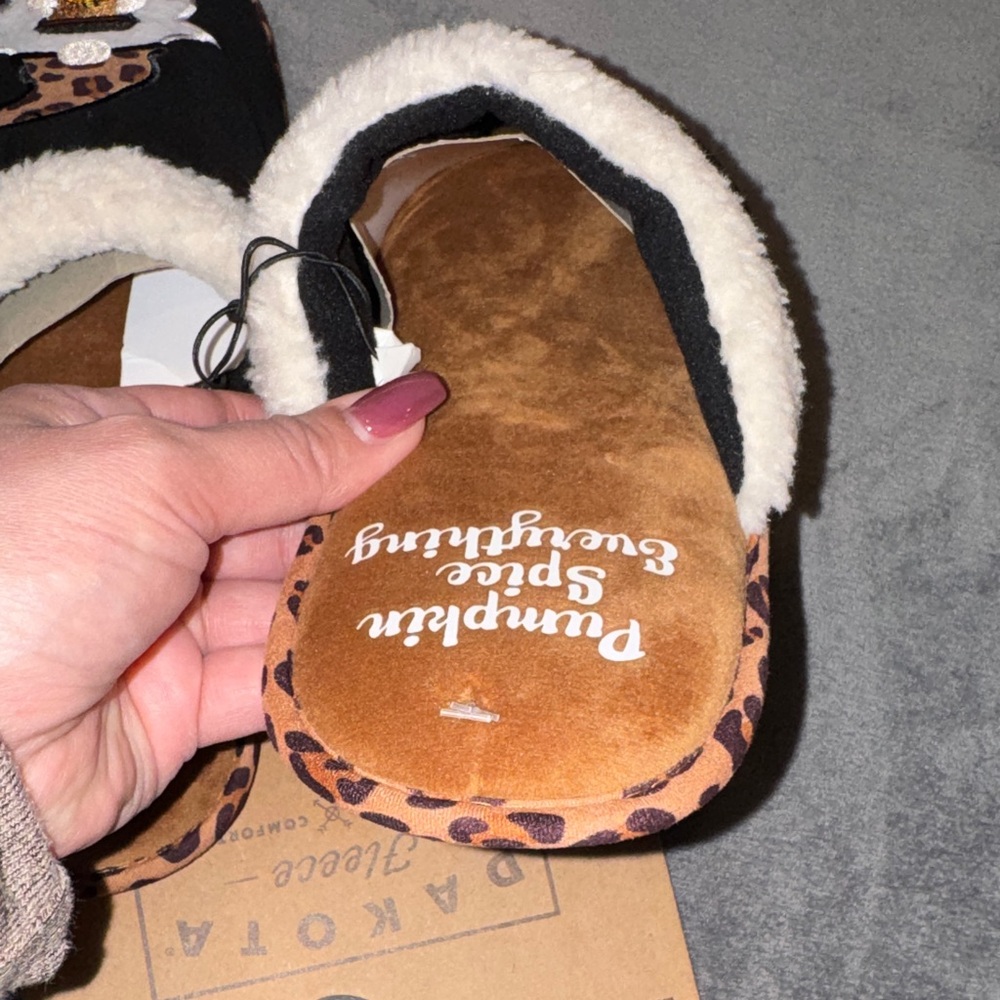 Dakota Fleece- NWT Leopard Trim Pumpkin Spice Gnome Slippers Size 9/10 - Picture 9 of 12